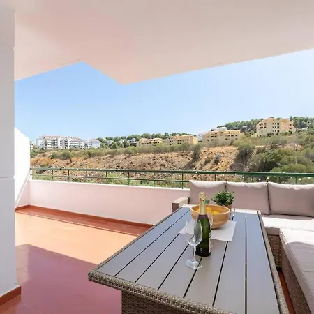Beautiful 2-bedroom Flat - Pool And Paddle Court Apartment