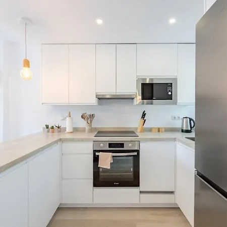 Beautiful 2-bedroom Flat - Pool And Paddle Court Apartment