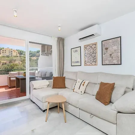 Beautiful 2-bedroom Flat - Pool And Paddle Court *