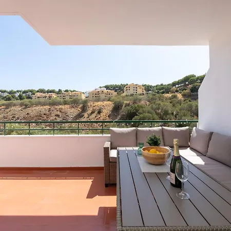 Beautiful 2-bedroom Flat - Pool And Paddle Court